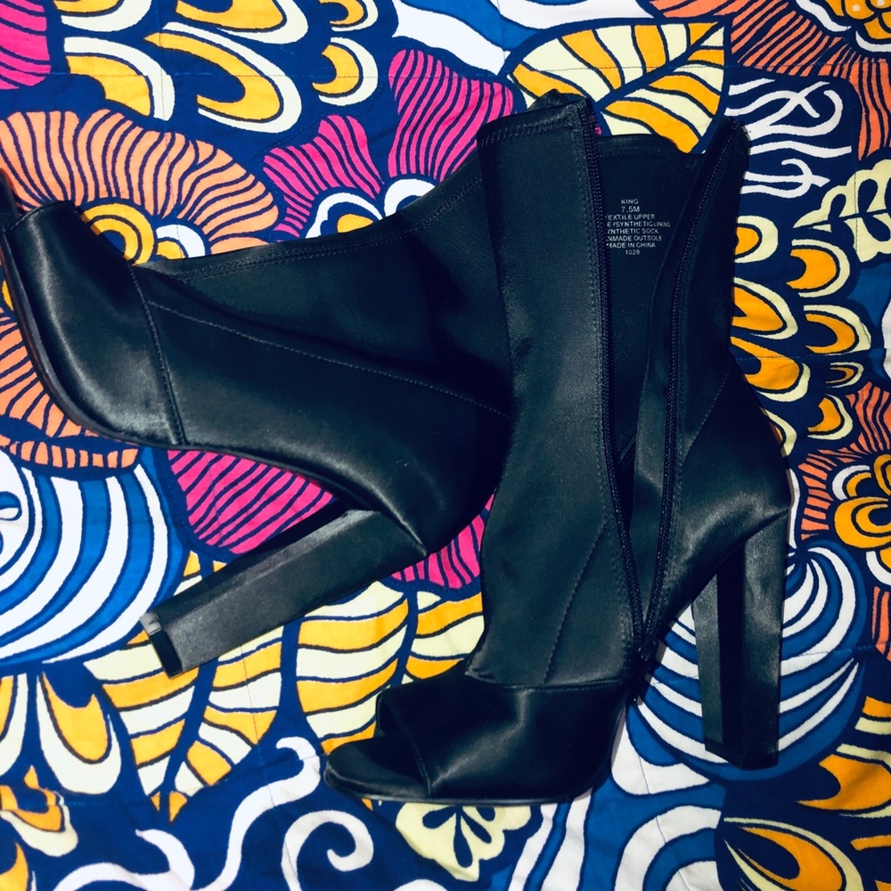 NEVER WORN BEFORE STEVE MADDEN SATIN BOOTIES